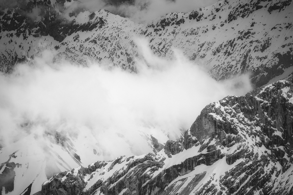 Über den Wolken | Sicht von der Zugspitze auf die österreichische Seite. - Realisiert mit Pictrs.com