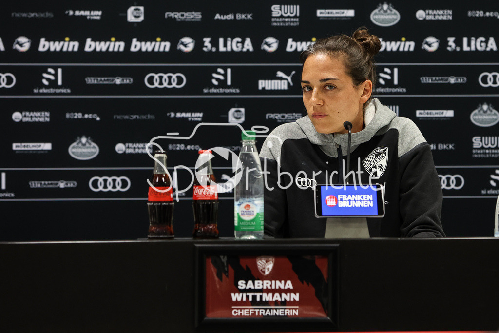 FC Ingolstadt - SV Waldhof Mannheim | Bei der Pressekonferenz nach der Partie zwischen Ingolstadt und Mannheim, FC Ingolstadt Trainerin Sabrina WITTMANN in Aktion / Freisteller / Einzelfoto