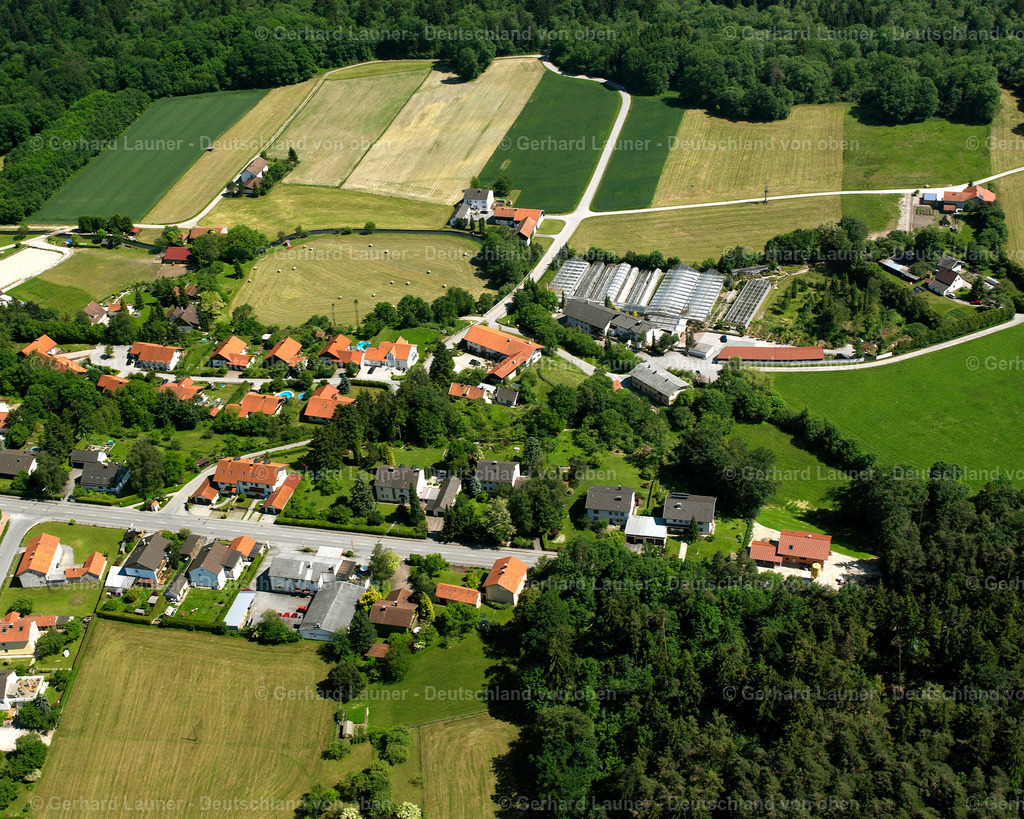 2600841 | HART A.D.ALZ 09.06.2006 Wald- Gebiete und Forstflächen umsäumen das Siedlungsgebiet des Dorfes in Hart a.d.Alz im Bundesland Bayern, Deutschland // Village - view on the edge of forested areas in Hart a.d.Alz in the state Bavaria, Germany Foto: Gerhard Launer