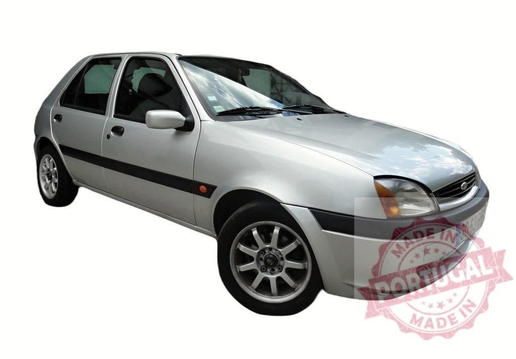 Studio shot of a silver Ford Fiesta isolated on white | Silver Ford Fiesta showing its front, parked on a white background - Realisiert mit Pictrs.com