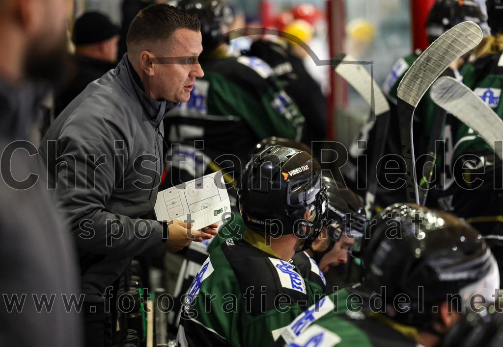 2023-01-06_061_TSV_Erding_gegen_ERV_Schweinfurt | Erding, Deutschland, 06.01.2023:
Eishockey, Bayernliga 2022 / 2023, 26. Spieltag, TSV Erding gegen ERV Schweinfurt, Endergebnis: 7:3

Trainer Ales Jirik (Erding Gladiators)

Foto: Christian Riedel / fotografie-riedel.net