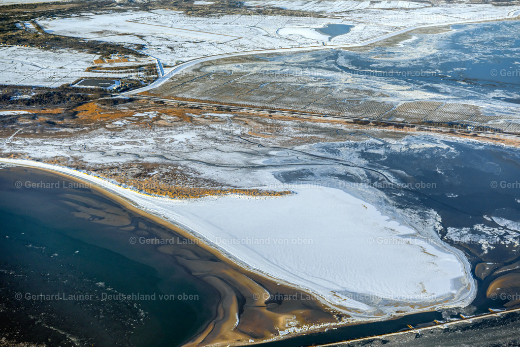4044107 | BORKUM 13.02.2021 Winterlich schneebedeckte Sandstrand- Landschaft entlang des Küsten- Verlaufes der Nordsee in Borkum im Bundesland Niedersachsen, Deutschland.