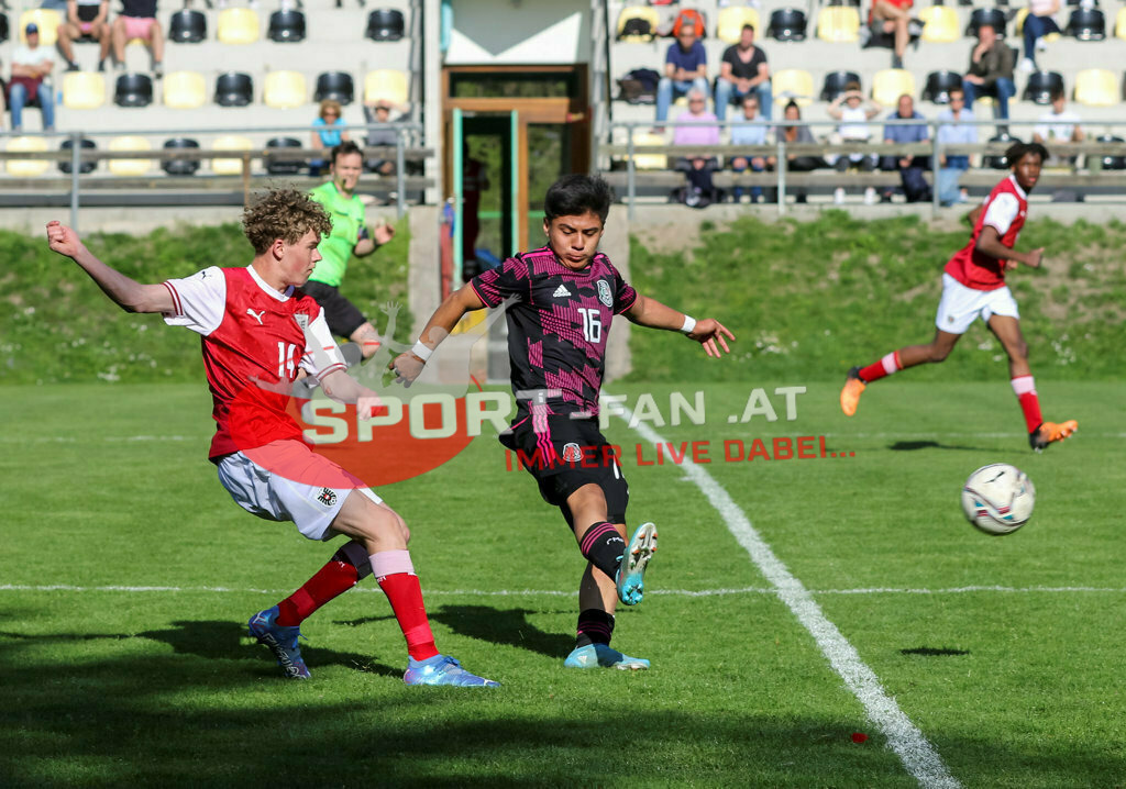 AUSTRIA U15 - MEXICO U15 | MARCEL STÖHR (Austria #14) Jesus Torres (Mexico #16) KENNETH ADEJENUGHURE (Austria #9) ; AUSTRIA U15 - MEXICO U15 am 29.04.2022 in Arnoldstein
(Sportplatz), AUSTRIA, (Photo by Ernst Krawagner sport-fan.at) - Realisiert mit Pictrs.com