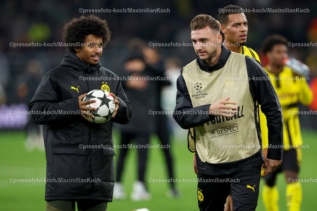 BVB01102402263 | 01.10.2024, Fußball, UEFA Champions League, Borussia Dortmund - Celtic Glasgow, 2. Spieltag, Signal Iduna Park, Saison 2024 2025: Karim Adeyemi (BVB #27) sichert sich nach dem 7:1 Sieg den Spielball zusammen mit Torwart Marcel Lotka (BVB #35)