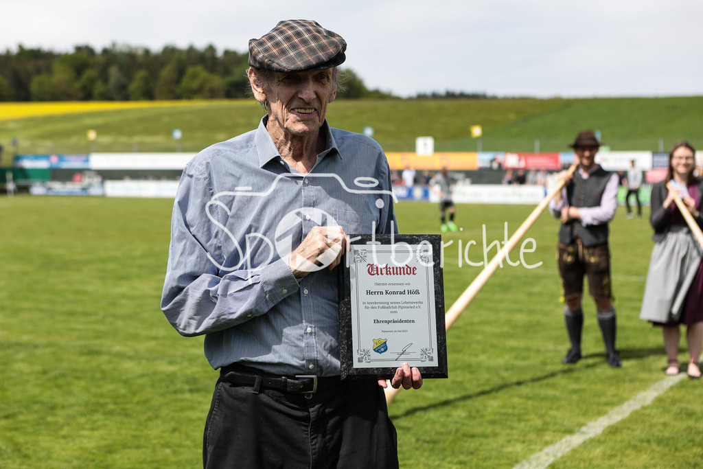 FC Pipinsried - SV Wacker Burghausen | Pipinsried Vereinslegende Konrad HOESS wird in der Halbzeit zum Ehrenpraesidenten ernannt / Ehrung / Einzelfoto / Freisteller / Urkunde