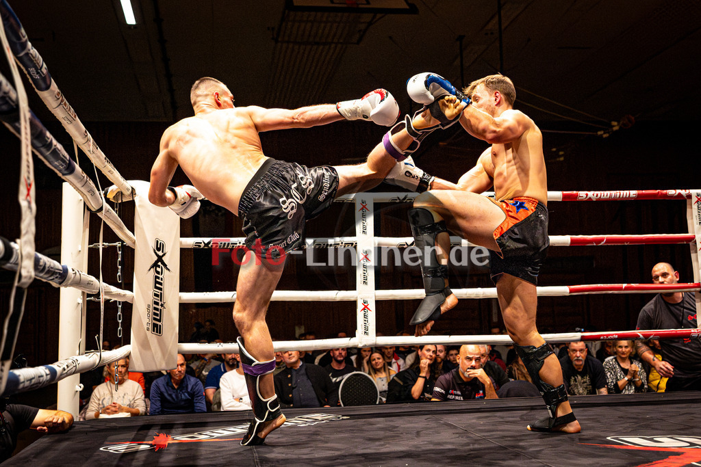 Gauthie Konrad (Ho-Jen Lindau) blau gegen Marcell Bentele (Scs Mun) rot | MFA Fight Night Herrn K1 -75kg Kampf 6, Gauthie Konrad (Ho-Jen Lindau) blau gegen Marcell Bentele (Scs Mun) rot, 20251108,,2025-11-08 in Penzberg (Wellenberghalle Penzberg), Copyright: WolfgangxLindner www.foto-lindner.de