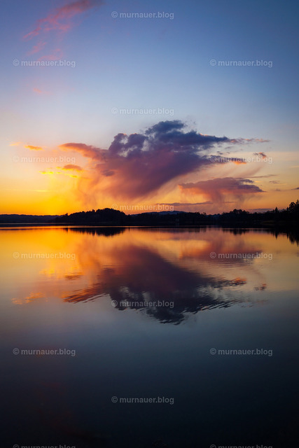 Symetrische Spiegelung auf dem Staffelsee | Nach einem Gewitter verbeliben ein paar Regenwolken am Horizont und spiegeln sich im Staffelsee be Murnau.


(Das Wasserzeichen wird nach Kauf entfernt.) - Realisiert mit Pictrs.com