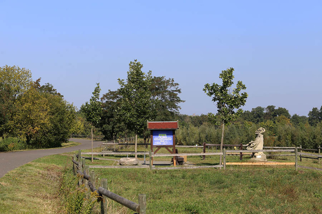 Foto: Leipzig - Penelope - Skulptur am Markkleeberger See | Das Team hinter BILDLEXIKON LEIPZIG bündelt historische wie aktuelle Informationen über die Stadt Leipzig in Text und Bild auf einer Plattform und stellt diese der interessierten Öffentlichkeit zur Verfügung.