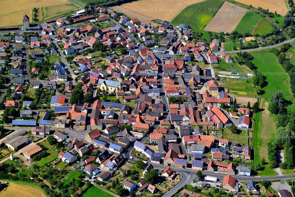 3650299 | PüSSENSHEIM 31.08.2016 Ortsansicht am Rande von landwirtschaftlichen Feldern und Nutzflächen  in Püssensheim im Bundesland Bayern, Deutschland // Village view on the edge of agricultural fields and land  in Püssensheim in the state Bavaria, Germany Foto: Gerhard Launer