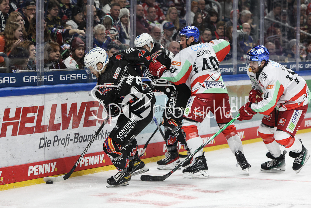 Eisbären Berlin - Augsburger Panther | v. l. Eric MIK (EBB #12) / Jaedon DESCHENEAU (EBB #39) / Tim SCHUELE (AEV #40) / Chirs COLLINS (AEV #10) / Duell / Zweikampf