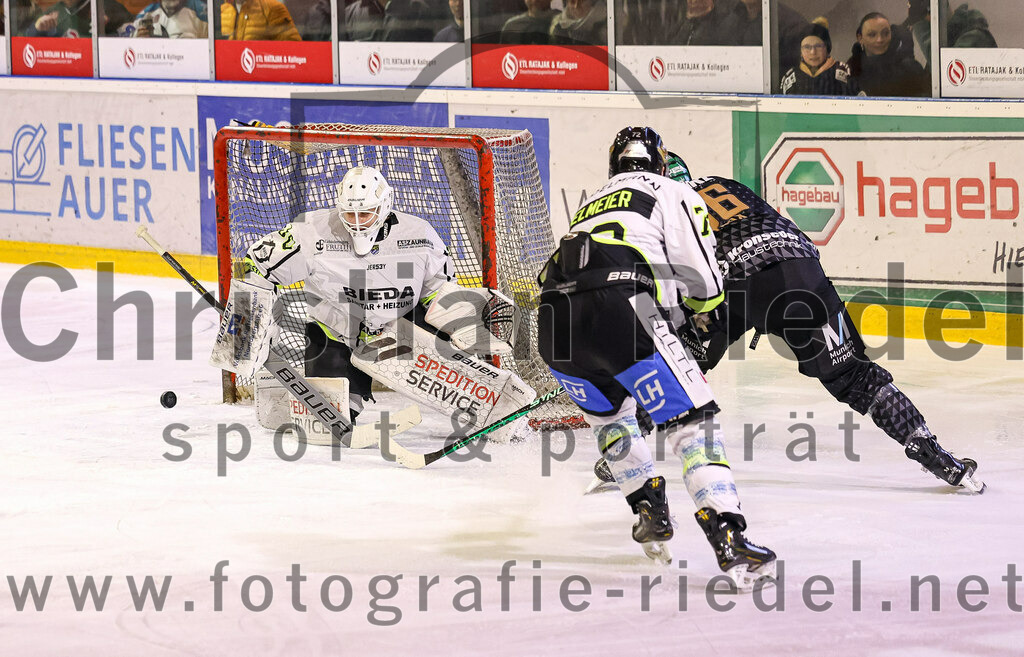 2024-03-01_045_TSV_Erding_gegen_ERSC_Amberg | Erding, Deutschland, 01.03.2024:
Eishockey, Bayernliga Playoffs 2023 / 2024, 5. Spieltag, TSV Erding gegen ERSC Amberg, Endergebnis: 9:0

Torwart Janik Engler (ERSC Amberg, #30), Andreas Pielmeier (ERSC Amberg, #72), Michael Trox (Erding Gladiators, #86)

Foto: Christian Riedel / fotografie-riedel.net
