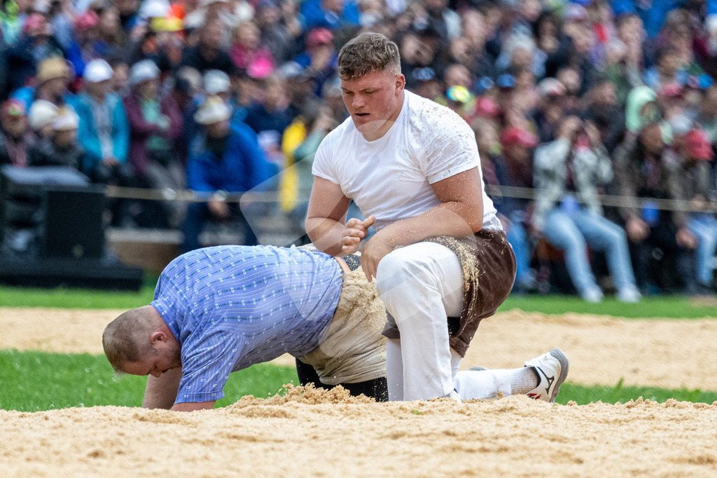 ESAF2025_01Gang_4766 | Die Schwinger des Schwyzer Kantonalen Schwingerverbandes: Fotos, die Dynamik und Leidenschaft festhalten, sowie emotionale Momente aus dem traditionellen Schwingsport zeigen. - Realisiert mit Pictrs.com