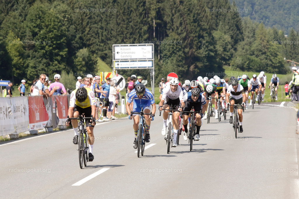 1000_20230817_Bewerb_Maenner_Muehlanger | AUT - OESTERREICH, 2023-08-16: SPORT RENNRAD-FAHREN - 55. INTERNATIONALER RADWELTPOKAL IN ST. JOHANN IN TIROL  - Vintage-Radrennen mit WM-Bronze-Medaillen-Siegerin Christina Schweinberger, den Teilnehmer und Alexander Baumann (vom Orginastions-Team) - TAG 2 BEWERB MAENNER IN SECHS GRUPPEN  ; Foto: Roland Muehlanger