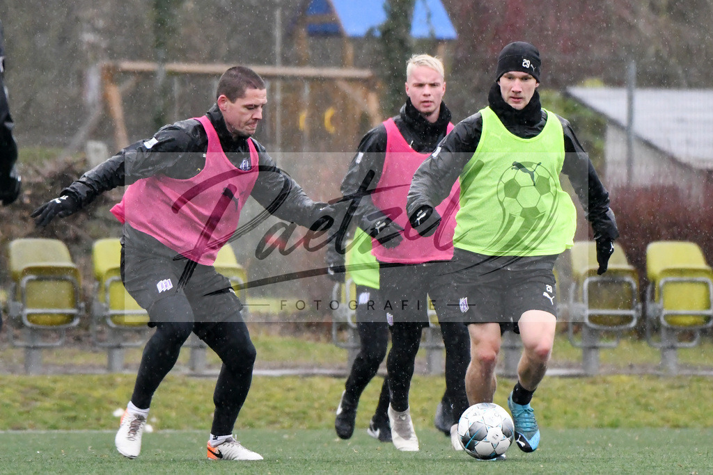 20200213_TRAOSN_0024 | Fussball, Herren: Adam Susac (VfL Osnabrueck) und Bryan Henning (VfL Osnabrueck) im Zweikampf waehrend der Trainingseinheit des VfL Osnabrueck im Sportpark Illoshoehe am 13.02.2020 in Osnabrueck, Deutschland. - Realisiert mit Pictrs.com