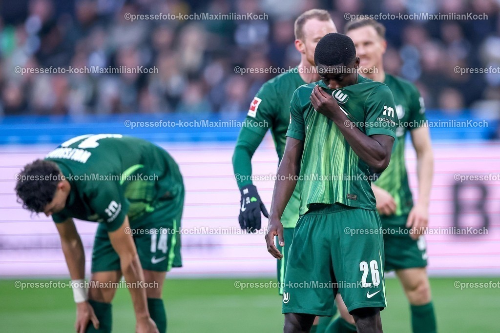 BMG13122502032 | 13.12.2025, Fußball, Borussia Mönchengladbach - VfL Wolfsburg, 1. Fußball Bundesliga, 14.Spieltag, Borussia-Park, Saison 2025 2026: Jenson Seelt (VfL Wolfsburg #14) neben Sael Kumbedi (VfL Wolfsburg #26)  DFB regulations prohibit any use of photographs as image sequences and or quasi-video.