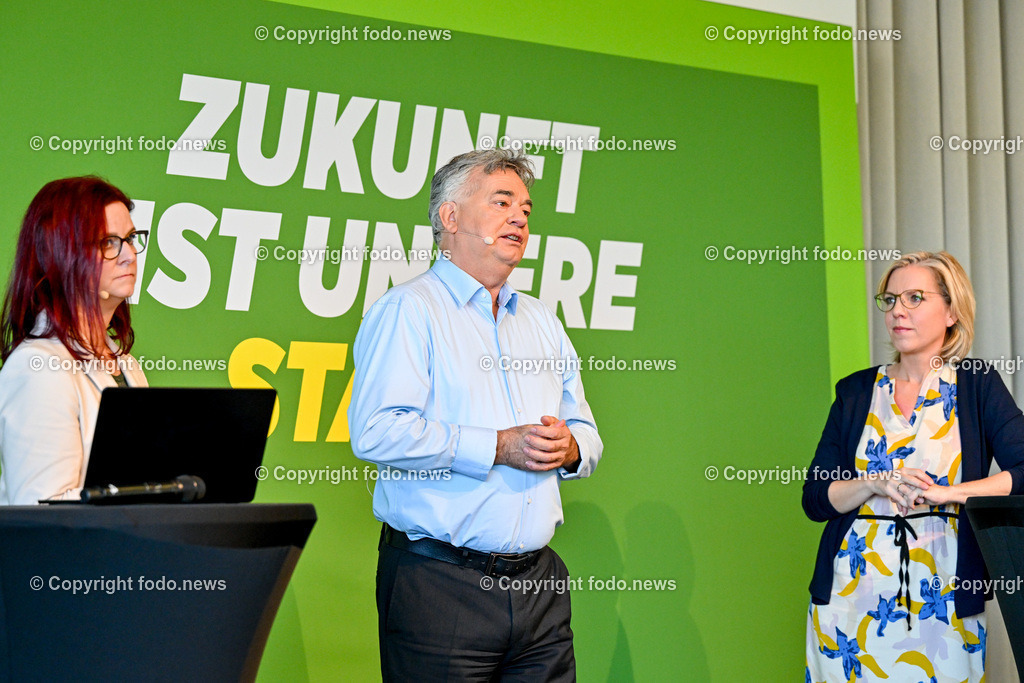 Landesversammlung der Gruenen Ooe 2023_ Zukunft ist unsere Staerke_ 21.10.2023-57 | 21.10.2023, Lentos Linz, AUT, Landesversammlung der Gruenen Ooe 2023, Zukunft ist unsere Staerke, im Bild Ursula Roschger (Die Gruenen, Landesgeschaeftsfuehrerin), Vizekanzler Werner Kogler (Die Gruenen, Vizekanzler, Kunst, Kultur, oeffentlichen Dienst und Sport), BMin Leonore Gewessler (Die Gruenen, Klimaschutz, Umwelt, Energie, Mobilitaet, Innovation und Technologie)