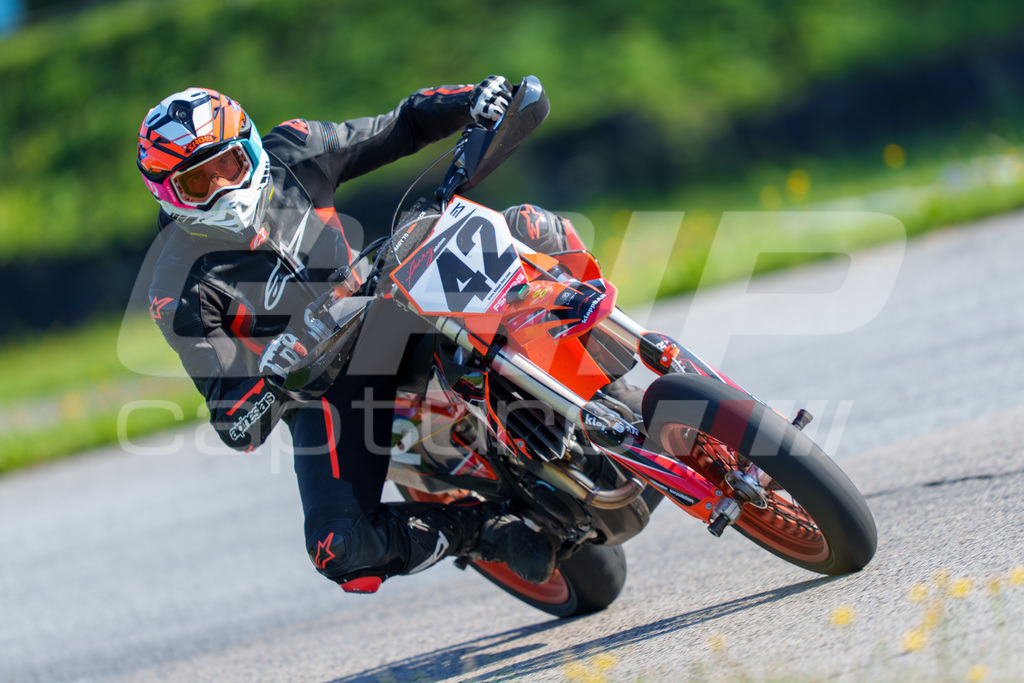 SuperMoto_Staatsmeisterschaft_Greinbach_062 | GRIPcapture steht für authentische Sportfotografie in Österreich – für Momente, die mehr sind als Geschwindigkeit oder Ergebnis. Es geht um Emotion, Spannung, Fokus und den Augenblick, der oft nur einen Wimpernschlag dauert.Ob Motorsport, Teamsport oder 