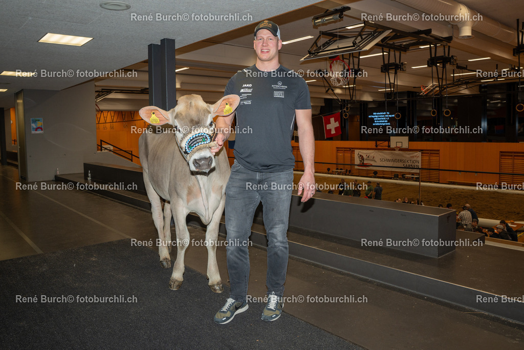 Pirmin mit Rind Amira | René Burch leidenschaftlicher Fotograf aus Kerns in Obwalden.  Hier finden sie Sport, Landschaft und Natur Fotografie.
 - Realisiert mit Pictrs.com