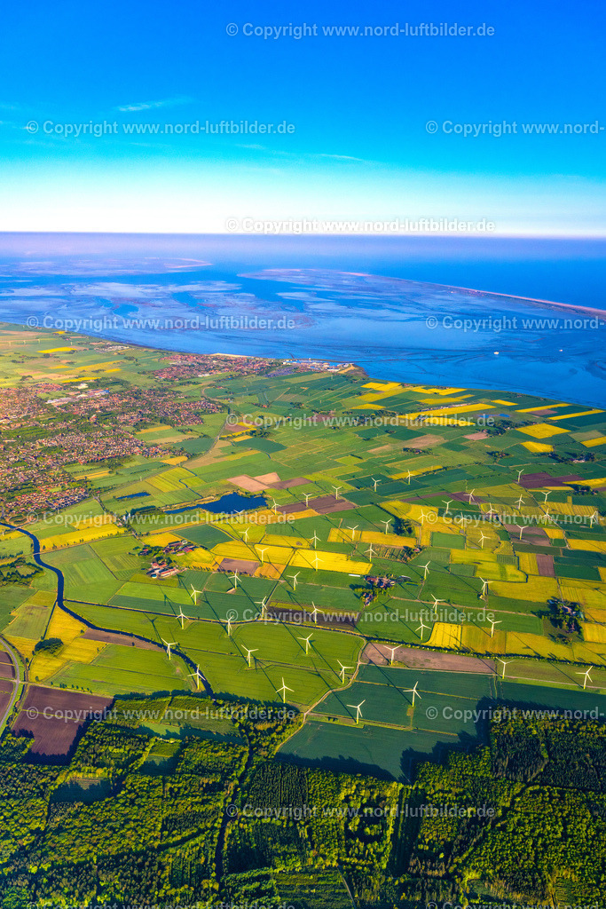 Norden_Norddeich_Windpark_ELS_6178190523 | HAGERMARSCH 19.05.2023 Rotorköpfe und Windrad- Rohrtürme von Windenergieanlagen ( WEA ) " Hagermarsch " in der Morgensonne nähe Norden Nordeich im Bundesland Niedersachsen, Deutschland. // Rotor heads and wind turbine tube towers of wind turbines (WEA) "Hagermarsch" in the morning sun near Norden Nordeich in the state Lower Saxony, Germany. Foto: Martin Elsen