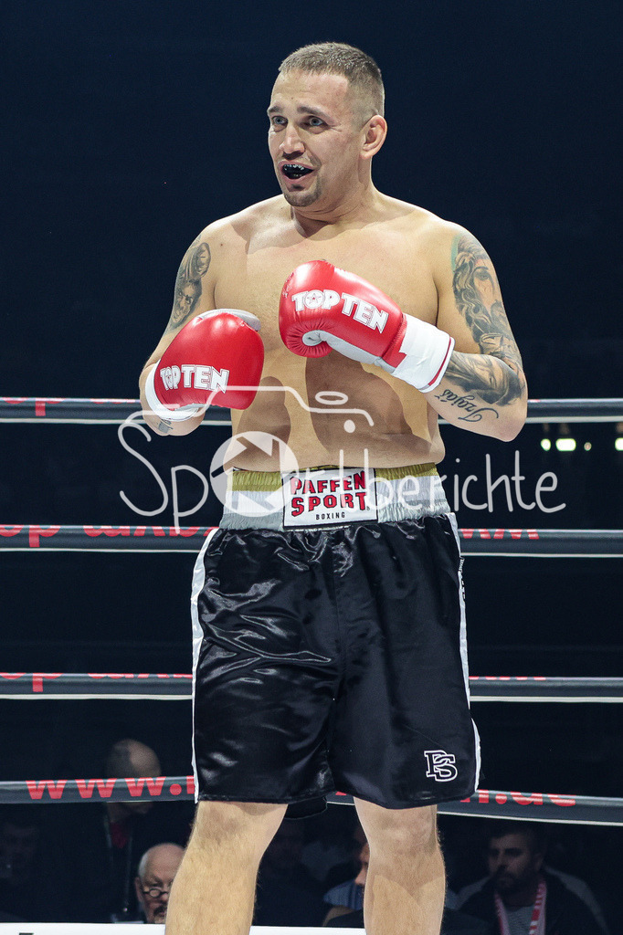 Profi - Box - Gala / Main Event | Vaclav TOJACEK (schwarze Hose) in seinem Kampf gegen James KRAFT (rote Hose)