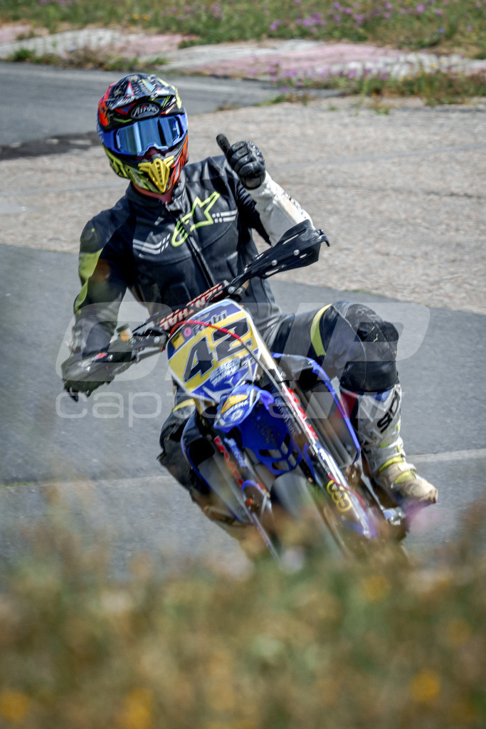 SuperMoto_Staatsmeisterschaft_Fuglau-700 | GRIPcapture steht für authentische Sportfotografie in Österreich – für Momente, die mehr sind als Geschwindigkeit oder Ergebnis. Es geht um Emotion, Spannung, Fokus und den Augenblick, der oft nur einen Wimpernschlag dauert.Ob Motorsport, Teamsport oder 