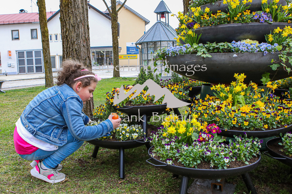 OE7A2063 | Emma-Sophie bei der Ostereiersuche im Zwieseler Stadtgebiet