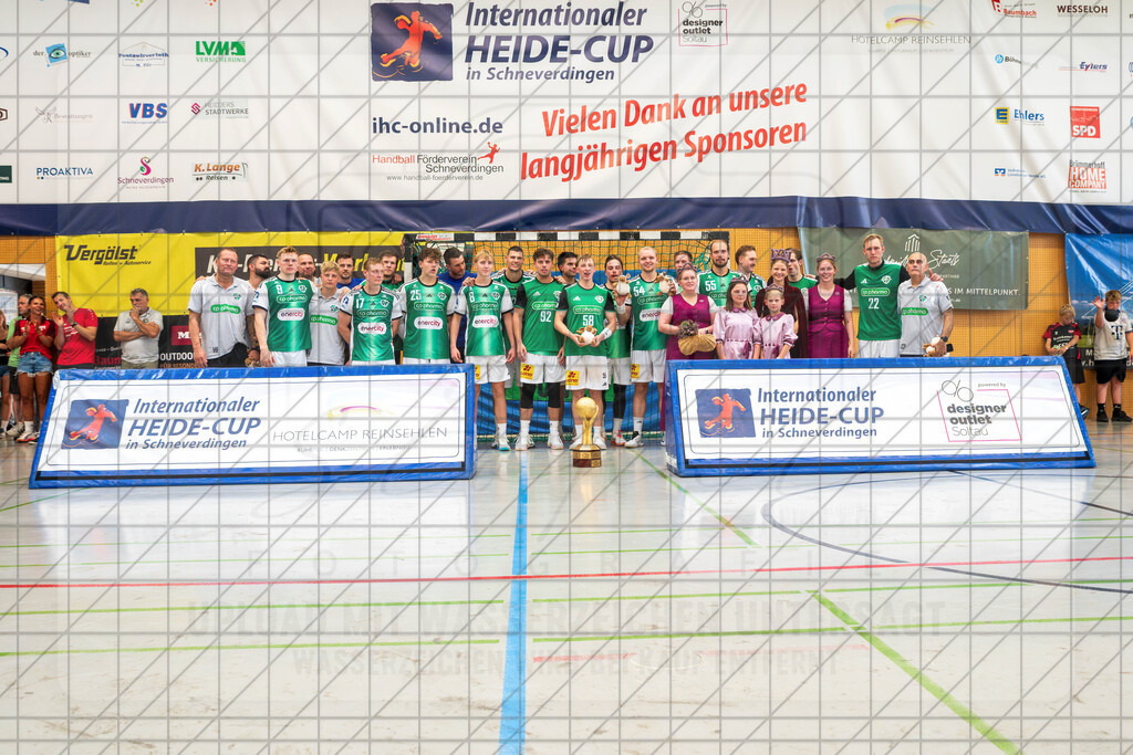 IHC 2026 - TSV Hannover-Burgdorf vs. HC Hamburg | Siegerfoto TSV Hannover-Burgdorf; IHC 2026 - TSV Hannover-Burgdorf vs. HC Hamburg am 09.08.26 in Sporthalle KGS, Schneverdingen - Realisiert mit Pictrs.com