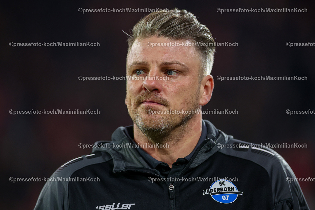 Due0911240109602107 | 09.11.2024, Fußball, Fortuna Düsseldorf - SC Paderborn 07, 2. Bundesliga, Merkur Spiel-Arena, Saison 2024 2025: Trainer Lukas Kwasniok (Cheftrainer Paderborn) DFB regulations prohibit any use of photographs as image sequences and or quasi-video.