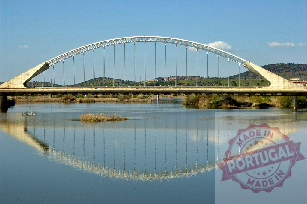Lusitania Bridge reflecting in the Guadiana River Merida Spain. Extremdura - Spain | Calatrava arch bridge reflecting in the calm river water under a blue sky - Realisiert mit Pictrs.com