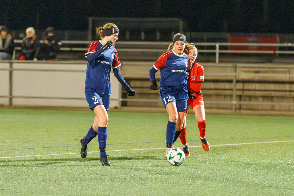 FCHFCE_251121_2261 | 1.FC Heidenheim 1846 II vs. FC Ellwangen II, Fußball, Frauen, Bezirksliga, 2025/2026, 10. Spieltag, 22.11.2025 in Heidenheim, Kunstrasen b. Voith-Arena West, Flutlichtspiel(Foto: Michael Bulling) - Realisiert mit Pictrs.com