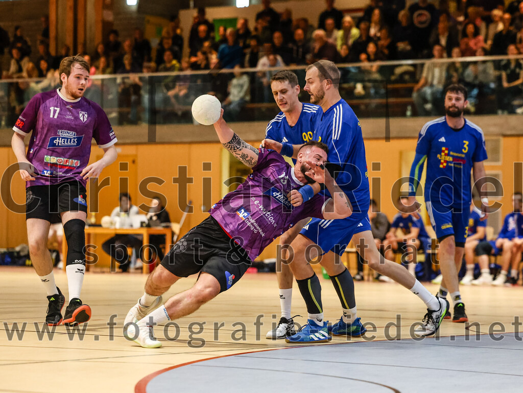 2024-10-13_052_SpVgg_Altenerding_gegen_SSG_Metten | Erding, Deutschland, 13.10.2024:Handball, Bezirksoberliga Männer 2024 / 2025, 4. Spieltag, SpVgg Altenerding gegen SSG Metten, Endergebnis: 40:22Niklas Fleps (SpVgg Altenerding, #17), Sebastian Forster (SpVgg Altenerding, #13), Karel Kveton (SSG Metten, #2), Patrick Sigl (SSG Metten, #99), Jan Matousik (SSG Metten, #3)Foto: Christian Riedel / fotografie-riedel.net
