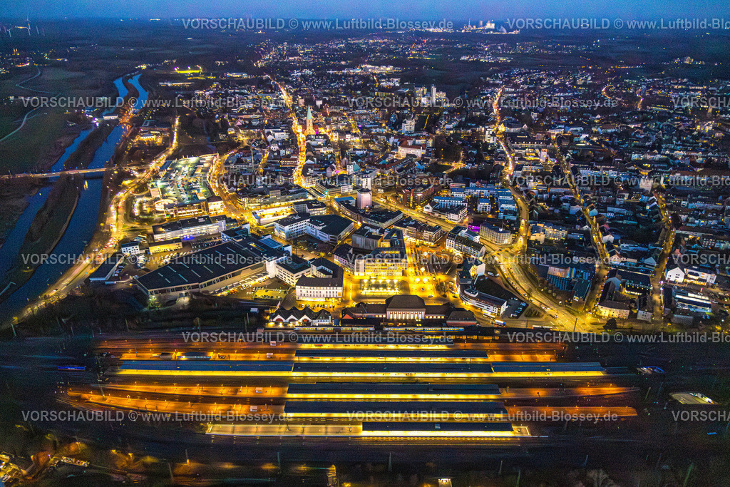 Hamm251201639Weihnachtsmarkt | Luftbild Übersicht über Hamm, Hauptbahnhof Hamm, Bahnsteige mit ICE, Bibliothek, VHS, Bahnhofsvorplatz, evang. Pauluskirche, Marktplatz, Weihnachtsmarkt mit Eislauffläche, Mitte Stadtbezirk Mitte, Hamm, Ruhrgebiet, Nordrhein-Westfalen, Deutschland