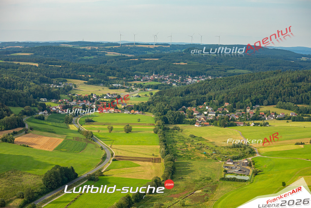 Das Luftbild zeigt : Mengersdorf Mistelgau - Die Luftaufnahme wurde 2024 vom UL-Flugzeug aus erstellt ( keine Drohne ) - Hochauflösende Luftaufnahme - Für grossformatige Ausdrucke geeignet. Die Geschenkidee !Mit Lizenz und Bildrechte bestellbar
