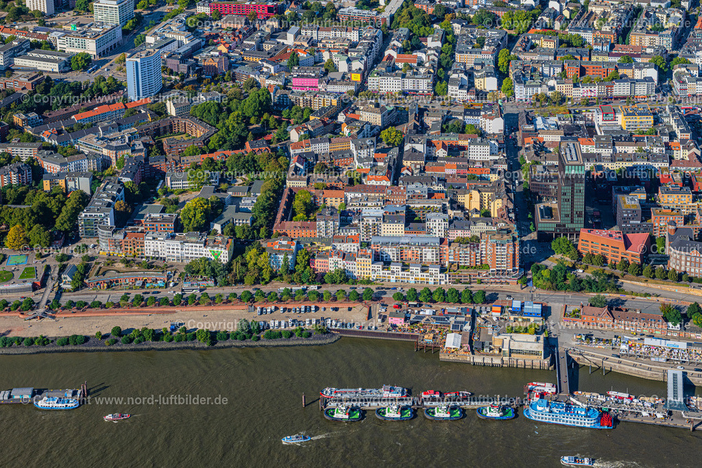 Hamburg_St. Pauli_ELS_3015200922 | HAMBURG 20.09.2022 Hafenanlagen und Landungsbrücken in St.Pauli am Ufer des Fluß- Verlaufes der der Elbe in Hamburg, Deutschland. Weiterführende Informationen bei: hamburg.de GmbH & Co. KG. // Port facilities in St.Pauli on the banks of the river course of the of the River Elbe in Hamburg, Germany. Further information at: hamburg.de GmbH & Co. KG. Foto: Martin Elsen