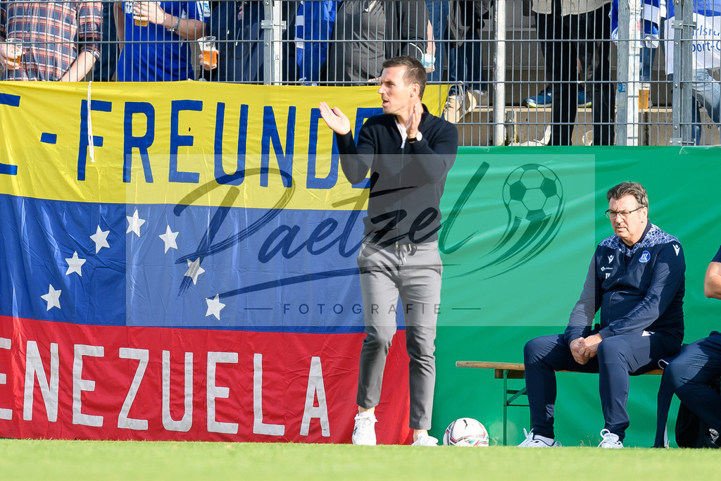 LOTKSC20210809_007 | Fussball, Herren: Trainer Christian Eichner (Karlsruher SC) gestikuliert beim Spiel der 1. Runde im DFB-Pokal zwischen SF Lotte und Karlsruher SC im Stadion am Lotter Kreuz am 09.08.2021 in Lotte, Deutschland.DFB / DFL REGULATIONS PROHIBIT ANY USE OF PHOTOGRAPHS AS IMAGE SEQUENCES AND/OR QUASI-VIDEO. - Realisiert mit Pictrs.com