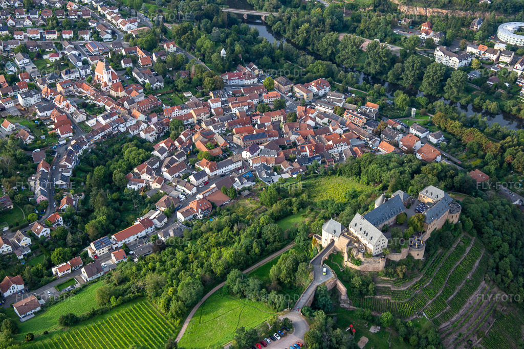 Luftbild: Schloß Ebernburg / Evangelische Familienferien- und Bildungsstätte Ebernburg im Ortsteil Ebernburg in Bad Kreuznach im Bundesland Rheinland-Pfalz in Deutschland.Foto: IMG_138264.jpg vom 03.09.2023 durch Werner Riehm/FLY-FOTO.deTAGUNGSHAUS.EKHN.DEarrow-icon-size3
