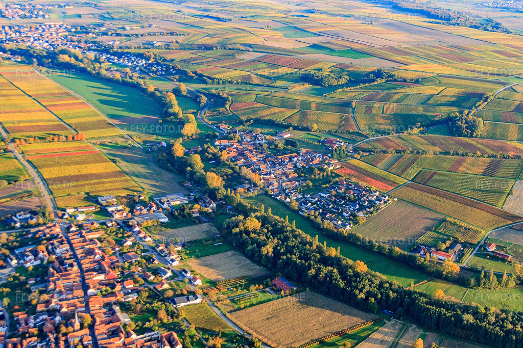 Luftbild: Ortsansicht von Nordwesten im Ortsteil Klingen in Heuchelheim-Klingen im Bundesland Rheinland-Pfalz in Deutschland. Foto: IMG_60659.jpg vom 24.10.2013 durch Werner Riehm/FLY-FOTO.deAuflösung des Originals: 4752 x 3168 px