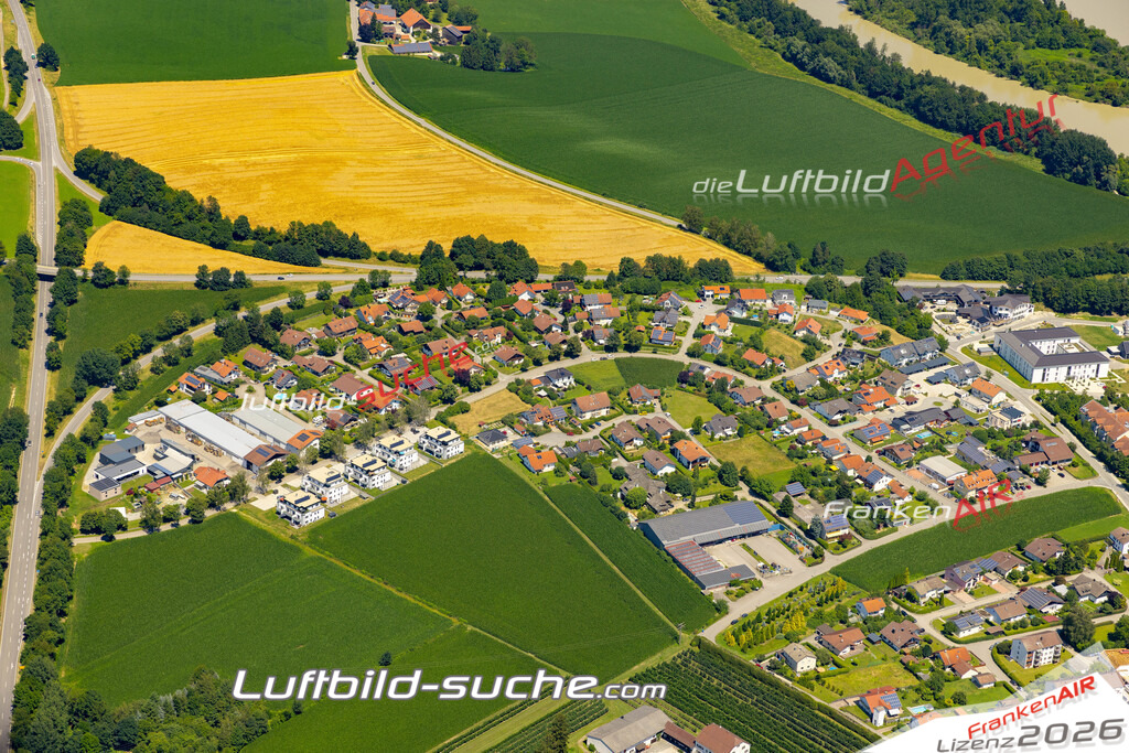 Aktuelles Luftbild von  Neuhaus am Inn - Die Luftaufnahme wurde 2022 mittels UL-Flugzeug erstellt ( keine Drohne ) - hochauflösende Kamera-Systeme von  Canon -Beste Qualität - Für grossformatige Ausdrucke geeignet. Die Geschenkidee !