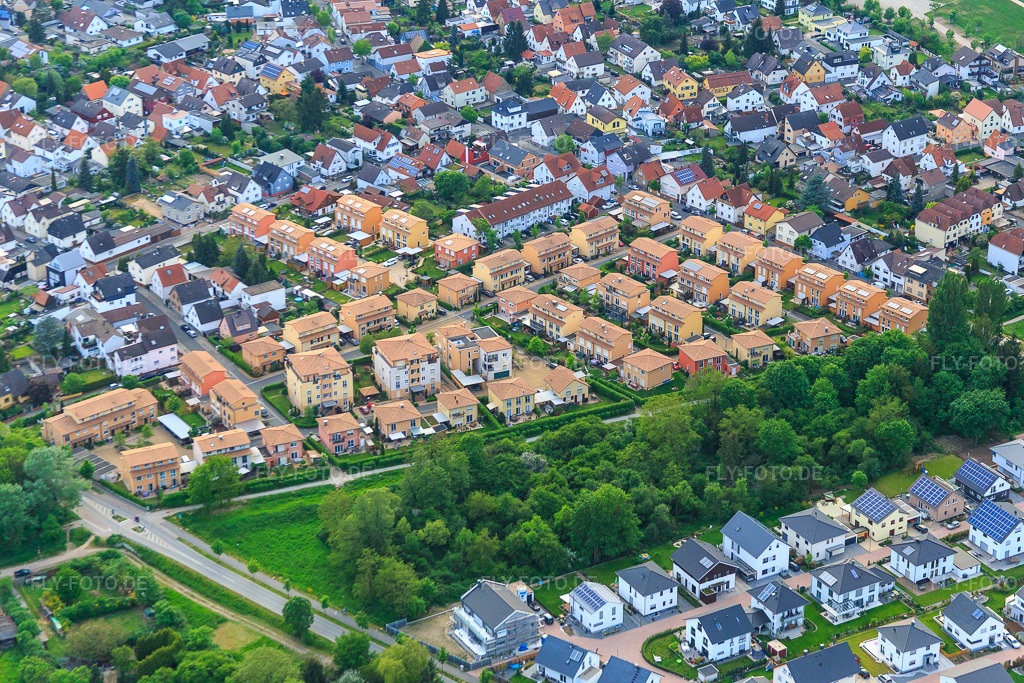 Luftbild: Wohnsiedlung Malvenweg mit Ockerfarbenen Ziegeldächern in Lorsch im Bundesland Hessen in Deutschland. Foto: IMG_088320.jpg vom 09.05.2016 durch Werner Riehm/FLY-FOTO.de