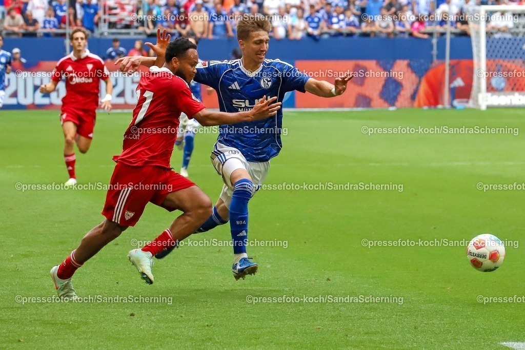 xSSC26072501026 | 26.07.2025, xsscx, Fuﬂball, FC Schalke 04 - FC Sevilla, 2. Fuﬂball Bundesliga, VELTINS-Arena, Saison 2025 2026: Stanis Idumbo (FC Sevilla #27) im Zweikampf gegen Felipe Sanchez (FC Schalke 04 #2) DFB regulations prohibit any use of photographs as image sequences and or quasi-video.