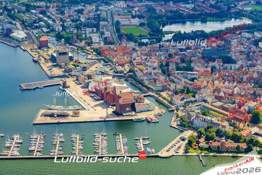 Luftaufnahme Hafenstraße Stralsund - Die Luftaufnahme wurde 2025 vom UL-Flugzeug heraus erstellt ( ohne Drohne ) - Hochauflösende Luftaufnahme - für professionelle Ausdrucke geeignet. Die Geschenkidee !Mit Lizenz und Bildrechte bestellbar
