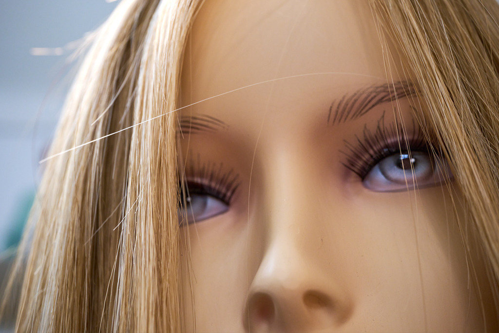 Puppe mit Perücke | WIen, Austria - February 02, 2023; Star Perückensalon GmbH.; Puppe mit Perücke. - Realisiert mit Pictrs.com