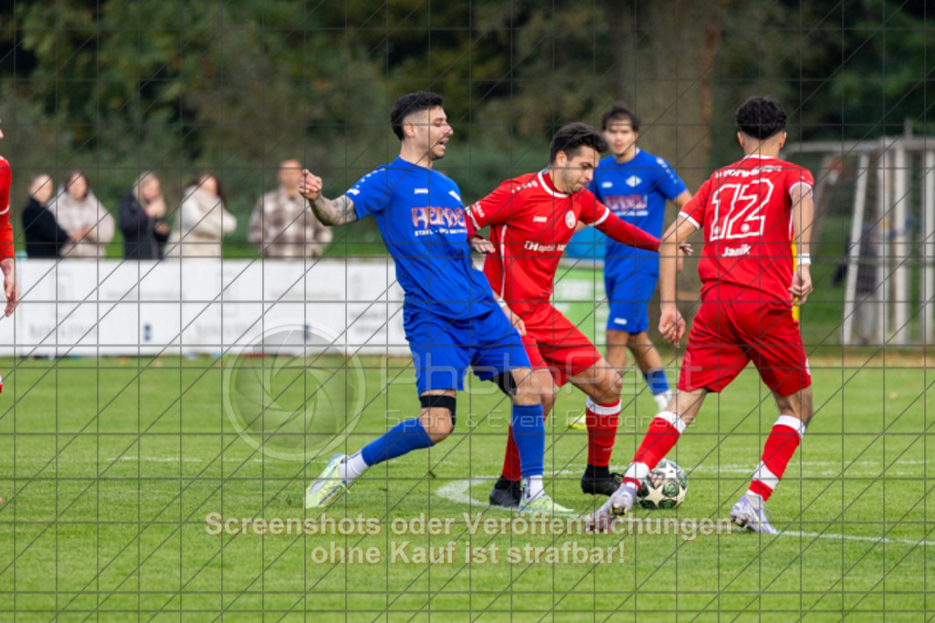 20251019_165457_0289 | #,FV Vorwärts Faurndau (rot) vs. TSV RSK Esslingen (blau), Fußball, Bezirksliga - Bezirk Neckar/Fils, 09. Spieltag, Saison 2025/2026, Rasenplatz, Im Dittlau 2, 73035 Göppingen, 19.10.2025 - 15:30 Uhr,Foto: PhotoPeet-Sportfotografie/Peter Harich
