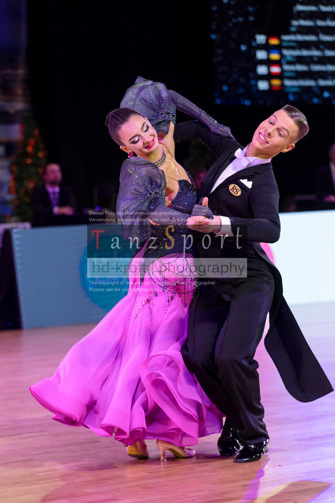 20241215_WDSF_Int_Open_Std-Riga-9782 | Tanzsportbilder, Standardtanz, Lateintanz, WDSF, DTV, LTVB, dancecomp, goc, hessen tanzt, blaues band der spree, walzer, tango, wiener walzer, slowfox, quickstepp, samba, rumba, cha-cha-cha, paso doble. jive, hd-kroft photography, turniertanzsport