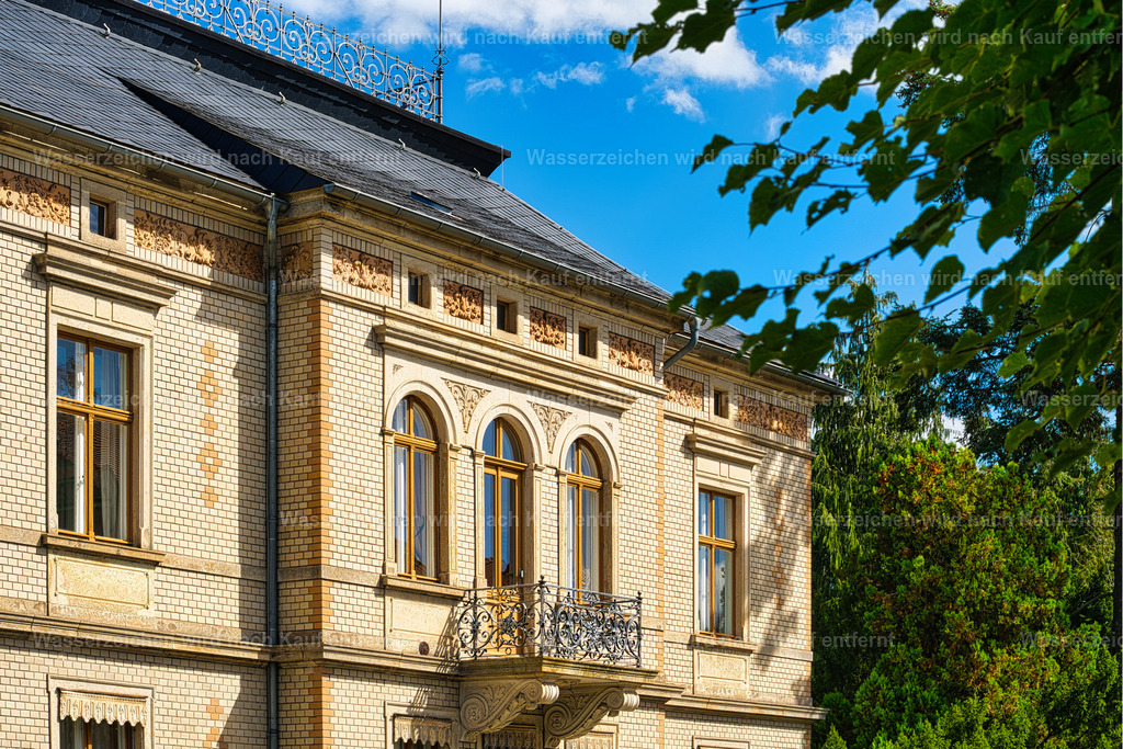 Herrnhut - Haus Jugendstil, Detailaufnahme, Zittauer Straße | Historische Zittauer Straße in Herrnhut mit ihren charakteristischen Häusern und der ruhigen, traditionellen Stadtatmosphäre. - Realisiert mit Pictrs.com
