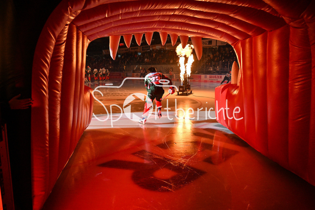 Augsburger Panther - Nürnberg Ice Tigers | Einlauf der Panther / DEL: Augsburger Panther - Nuernberg Ice Tigers, Curt Frenzel Stadion am 06.12.2024 / Riley McCOURT (Augsburger Panther #72)
