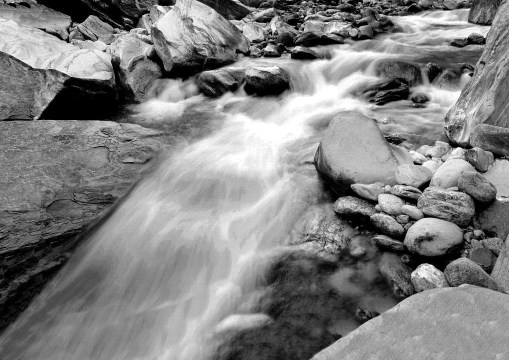 Steinwort_Verzasca_Der Fluss_025sw | Aus der Serie STEINWORTE,  gefunden im Valle Verzasca, Tessin, Schweiz.
analoge schwarz-weiss Fotografie. Fotografiert mit Hasselblad, gescannt, gedruckt auf Hahnemühle Photo Rag Velvet.