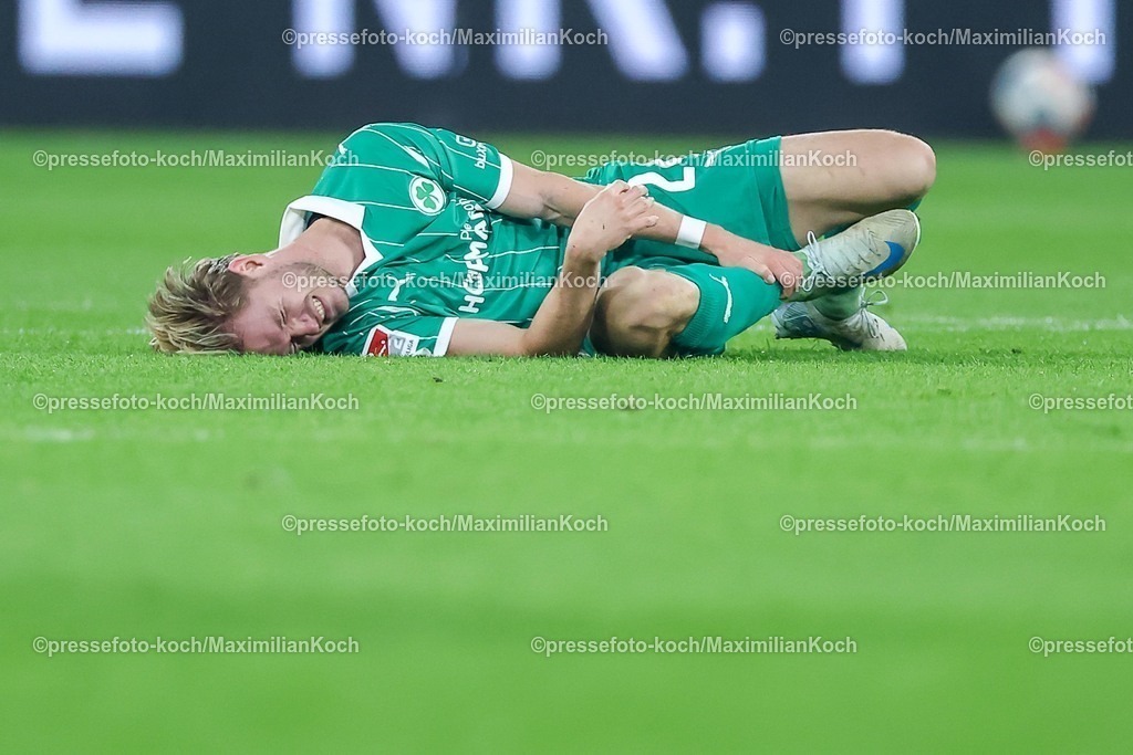 S0426092501167 | 25.09.2025, Fußball, FC Schalke 04 - SpVgg Greuther Fürth, 7.Spieltag, 2. Fußball Bundesliga, Veltins-Arena Gelsenkirchen, Saison 2025 2026: Marco John&nbsp;(Greuther Fürth #24) liegt mit Schmerzen auf dem Spielfeld DFB regulations prohibit any use of photographs as image sequences and or quasi-video.