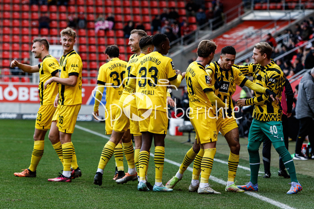 FC Ingolstadt - Borussia Dortmund Amateure | Erneut jubelt Dortmund - diesmal durch das 0-2, wieder durch Justin NJINMAH (BVB #11) / DFL REGULATIONS PROHIBIT ANY USE OF PHOTOGRAPHS AS IMAGE SEQUENCES AND/OR QUASI-VIDEO