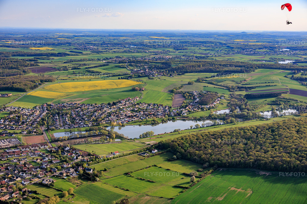 Vue aérienne: Quatre étangs sur le ruisseau du village à Woustviller dans le département Moselle, France – .Photo: IMG_154225.jpg prise le 17/04/2026 par Werner Riehm/FLY-FOTO.eu – Résolution de l'original: 6000 x 4000 px